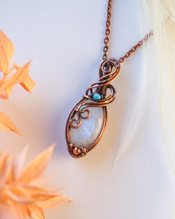 Amulet z kamieniem księżycowym