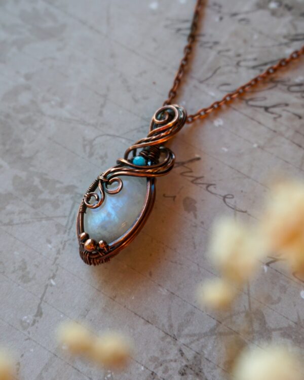 Amulet z kamieniem księżycowym