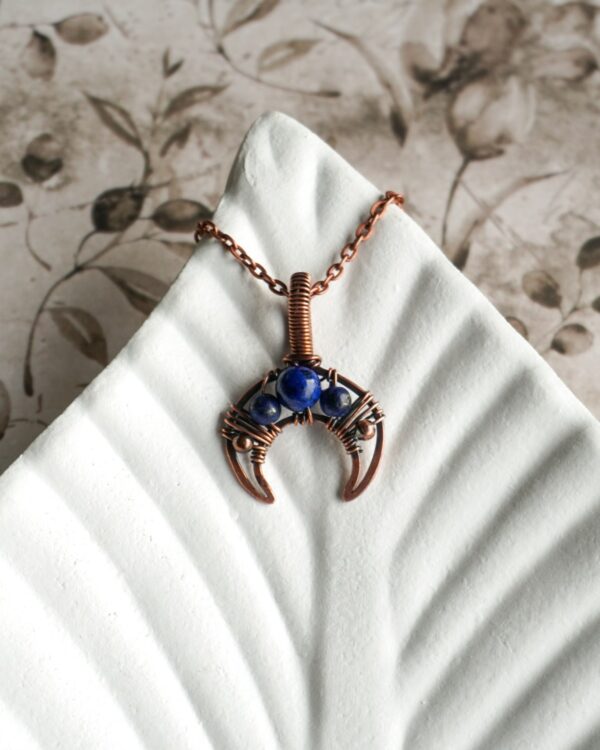 Lunula z lapis lazuli