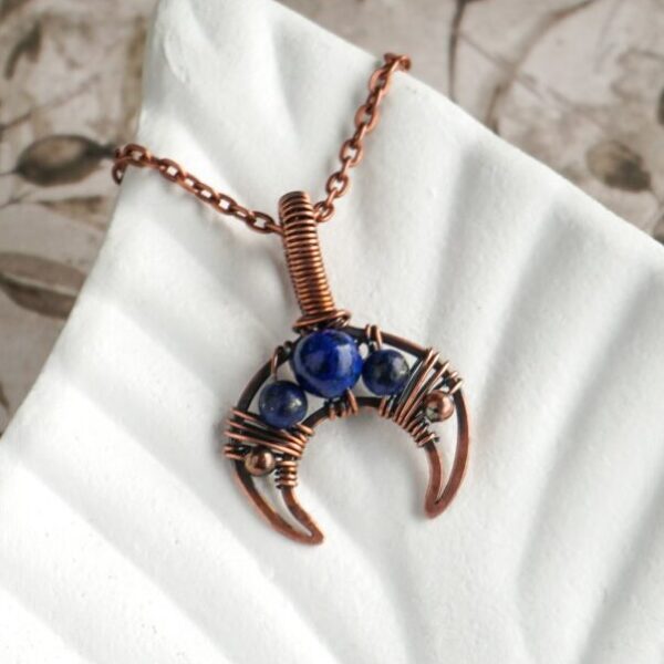 Lunula z lapis lazuli