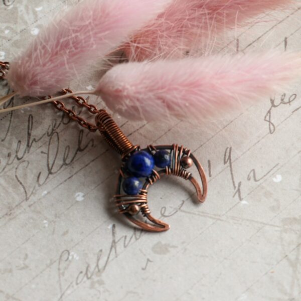 Lunula z lapis lazuli