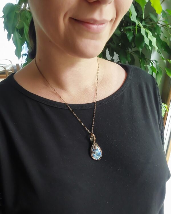Miedziany wisiorek z lapis lazuli