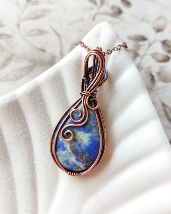 Miedziany wisiorek z lapis lazuli