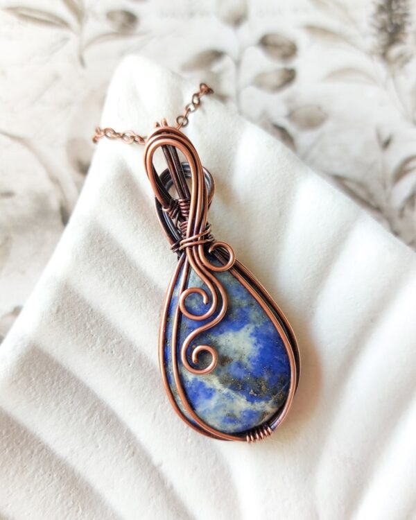 Miedziany wisiorek z lapis lazuli