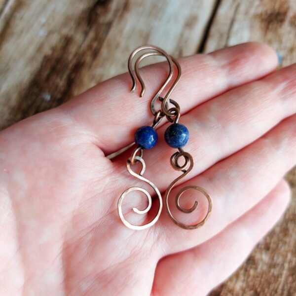 Miedziane wiszące kolczyki z kamieniem naturalnym, niebieskim lapis lazuli, zakręcone, spiralne