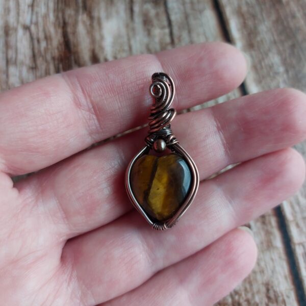 Mały wisiorek serduszko z tygrysim okiem, miedziana biżuteria wire wrapping, naszyjnik z kamieniem naturalnym