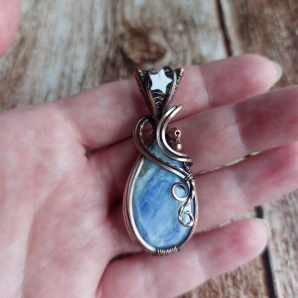Wisiorek z kianitem i gwiazdką, miedziana biżuteria wire wrapping