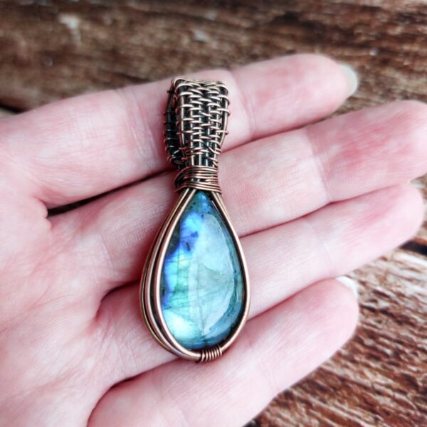 Męski wisiorek, kamień naturalny, niebieski labradoryt, miedź, biżuteria wire wrapping, wisior z drutu