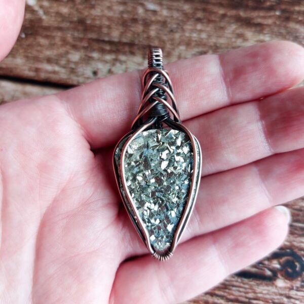 Męski wisiorek, kamień naturalny, surowy piryt, miedź, biżuteria wire wrapping, wisior z drutu