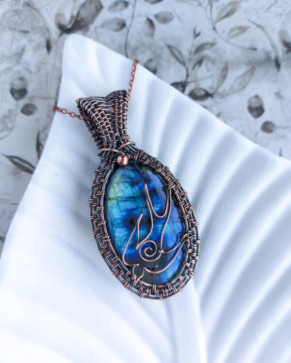 Wisior z niebieskim labradorytem, naszyjnik z ptakiem, jaskółka, miedziany naszyjnik wire wrapping