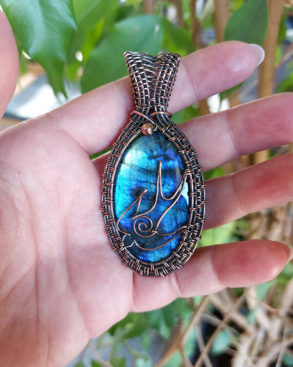 Wisior z niebieskim labradorytem, naszyjnik z ptakiem, jaskółka, miedziany naszyjnik wire wrapping