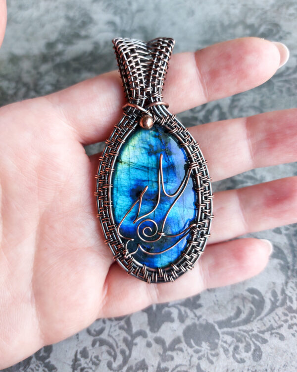 Wisior z niebieskim labradorytem, naszyjnik z ptakiem, jaskółka, miedziany naszyjnik wire wrapping