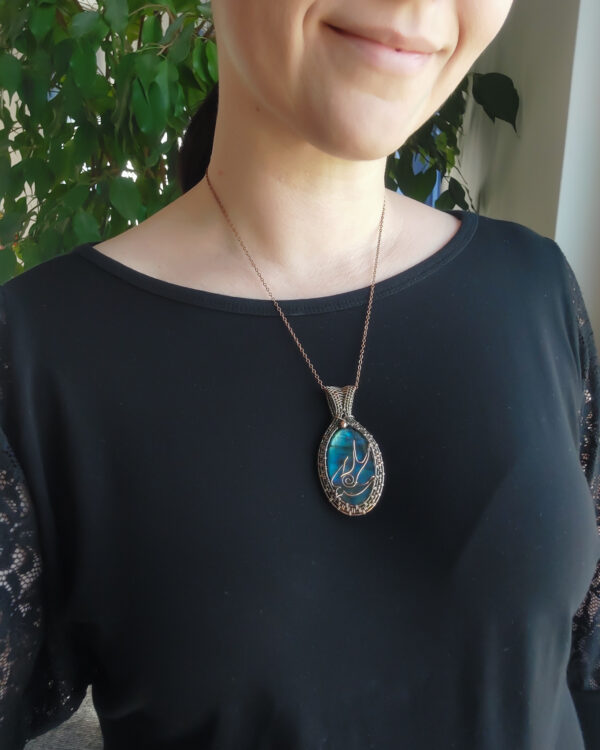 Wisior z niebieskim labradorytem, naszyjnik z ptakiem, jaskółka, miedziany naszyjnik wire wrapping