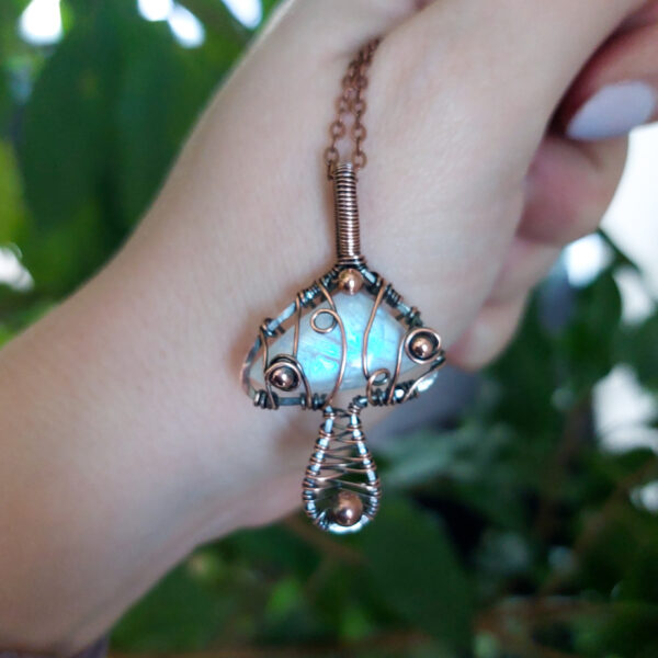 Wisiorek grzybek z kamieniem naturalnym kamieniem księżycowym, biżuteria ręcznie robiona wire wrapping, miedziany naszyjnik