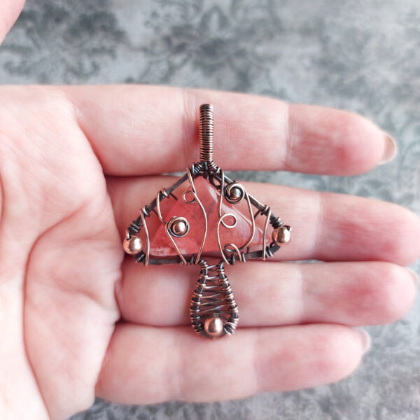 Wisiorek grzybek z kamieniem naturalnym kwarcem arbuzowwym, biżuteria ręcznie robiona wire wrapping, miedziany naszyjnik