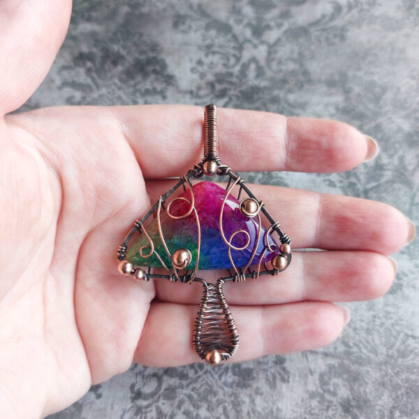 Wisiorek grzybek z kamieniem naturalnym, kolorowy kwarc solarny, biżuteria ręcznie robiona wire wrapping, miedziany naszyjnik