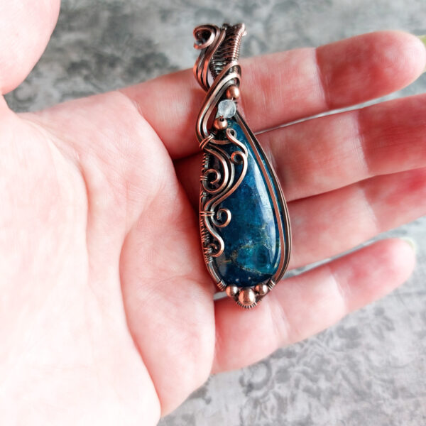 Wisior z apatytem, miedziana biżuteria wire wrapping