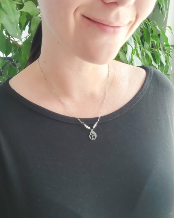 mały naszyjnik choker z zawieszką mama z dzieckiem z różowymi kamieniami naturalnymi