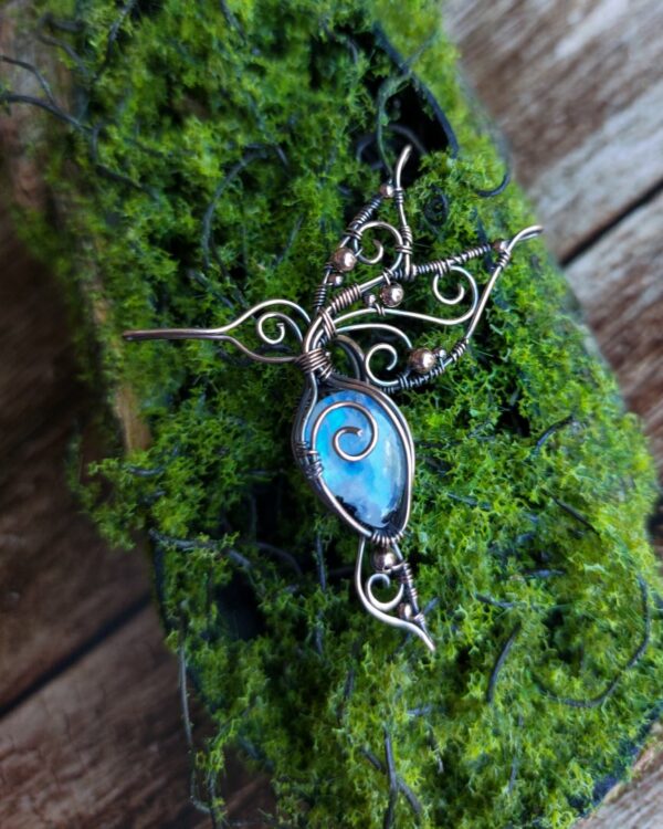 wisiorek koliber z kamieniem księżycowym, miedziana biżuteria wire wrapping