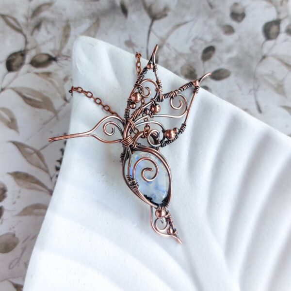 wisiorek koliber z kamieniem księżycowym, miedziana biżuteria wire wrapping