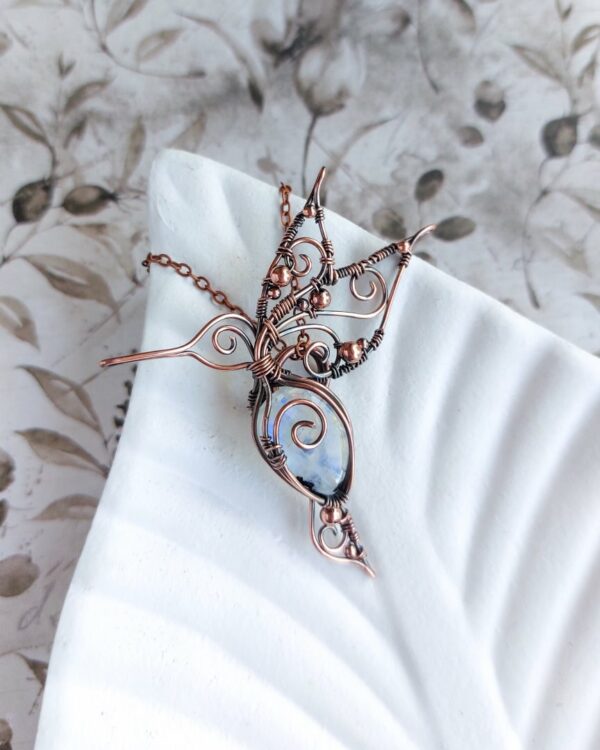 wisiorek koliber z kamieniem księżycowym, miedziana biżuteria wire wrapping