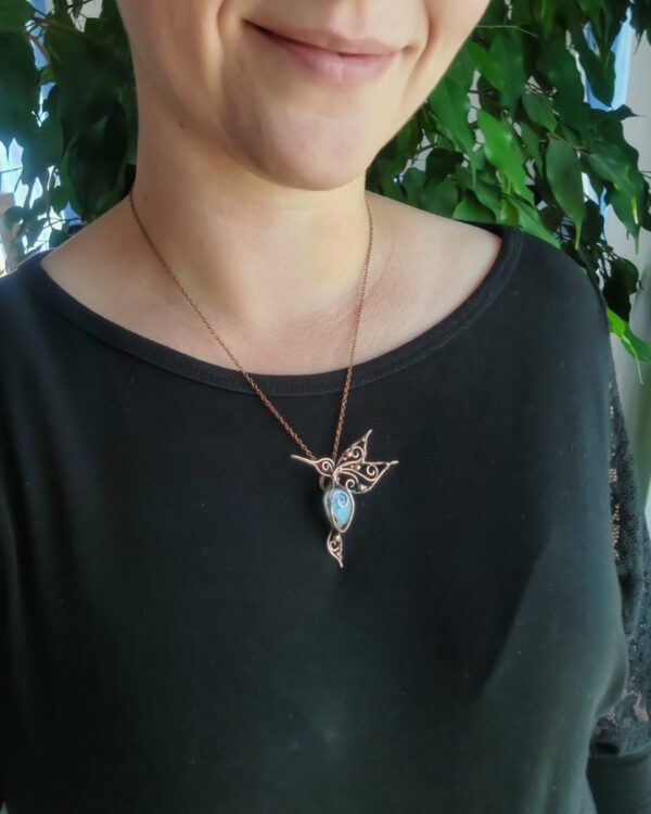 wisiorek koliber z kamieniem księżycowym, miedziana biżuteria wire wrapping