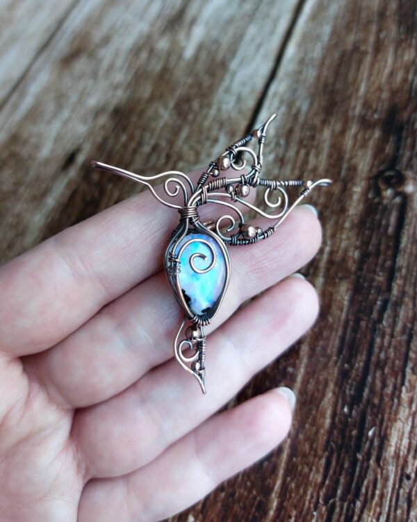 wisiorek koliber z kamieniem księżycowym, miedziana biżuteria wire wrapping