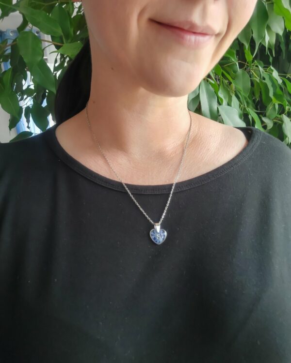 wisiorek serce z niezapominajkami, z literą, srebrna stal chirurgiczna, biżuteria personalizowana