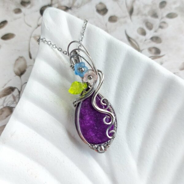 Wisiorek z fioletowym agatem, naszyjnik z kolorowymi kwiatkami, stal chirurgiczna, wire wrapping