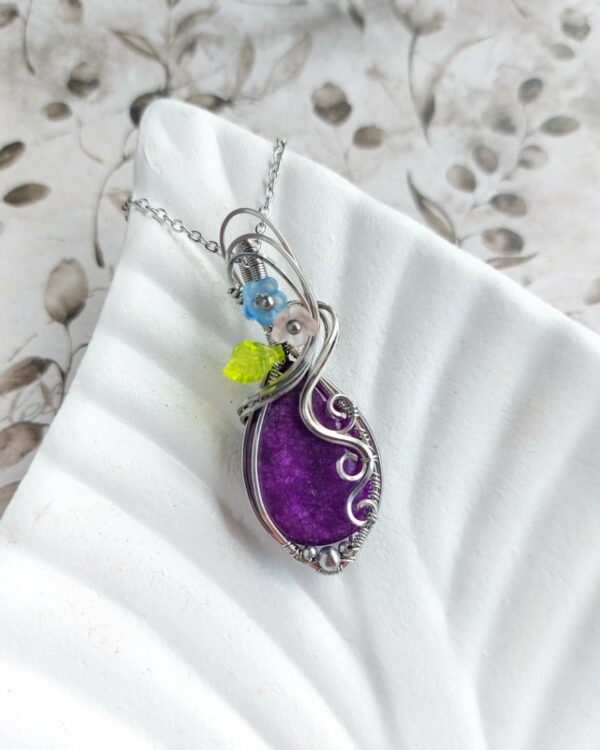 Wisiorek z fioletowym agatem, naszyjnik z kolorowymi kwiatkami, stal chirurgiczna, wire wrapping