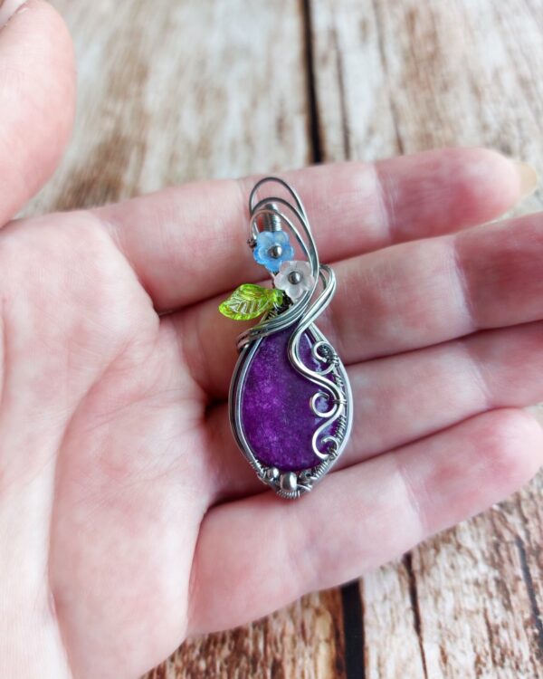 Wisiorek z fioletowym agatem, naszyjnik z kolorowymi kwiatkami, stal chirurgiczna, wire wrapping