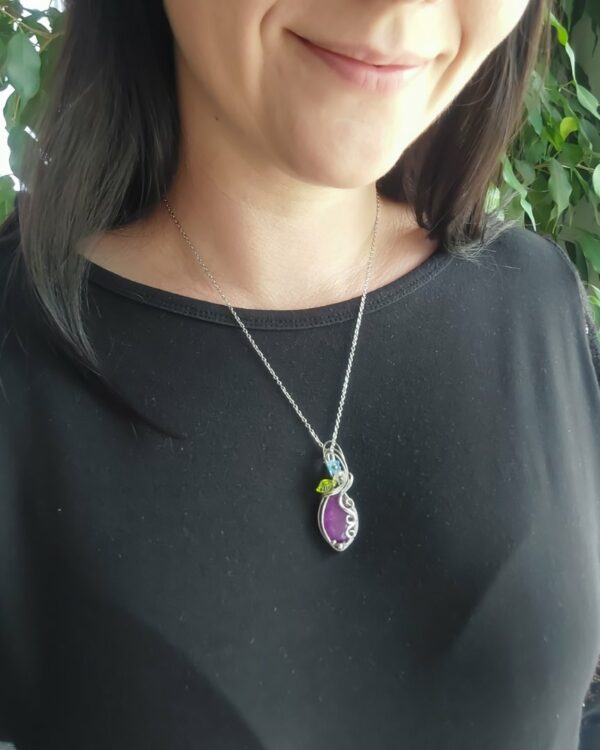 Wisiorek z fioletowym agatem, naszyjnik z kolorowymi kwiatkami, stal chirurgiczna, wire wrapping