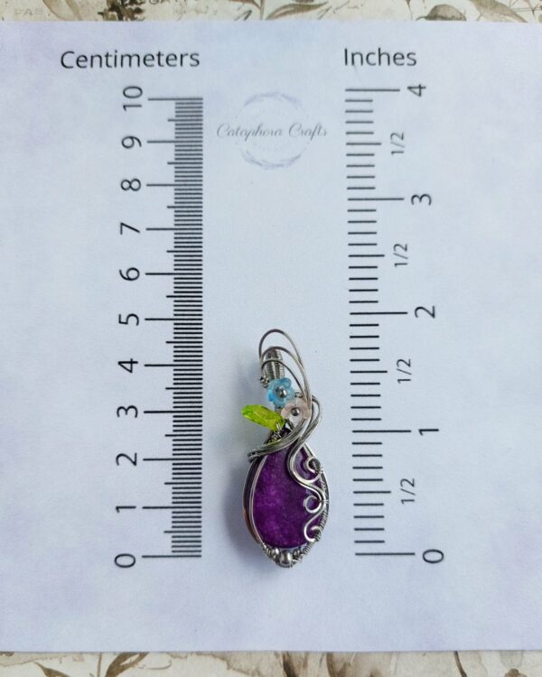 Wisiorek z fioletowym agatem, naszyjnik z kolorowymi kwiatkami, stal chirurgiczna, wire wrapping