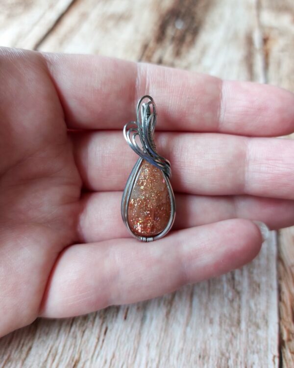 Mały wisiorek z kamieniem słonecznym, srebrna stal chirurgiczna, w oprawie wire wrapping