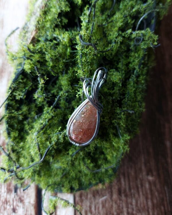 Mały wisiorek z kamieniem słonecznym, srebrna stal chirurgiczna, w oprawie wire wrapping