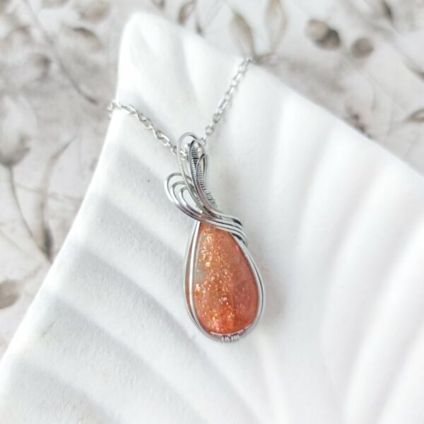 Mały wisiorek z kamieniem słonecznym, srebrna stal chirurgiczna, w oprawie wire wrapping