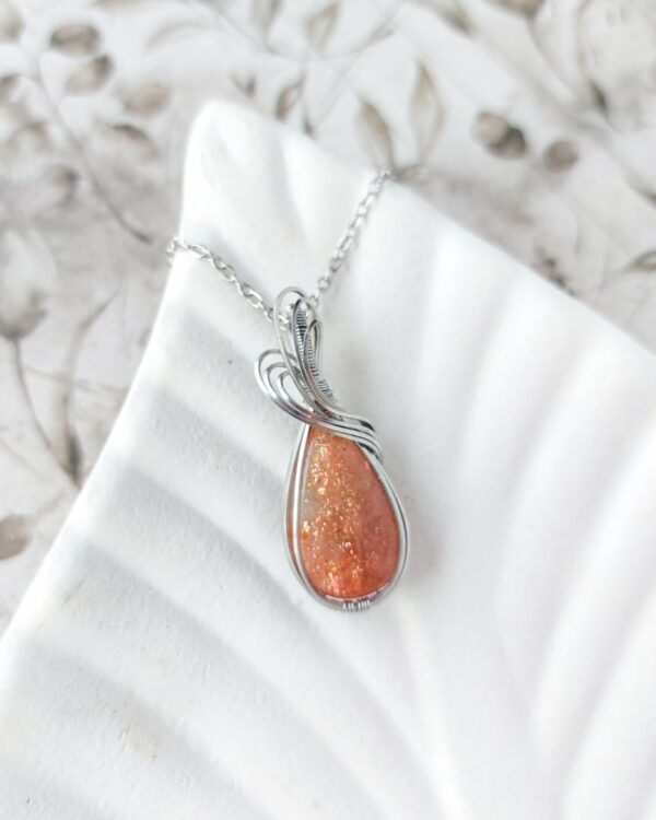 Mały wisiorek z kamieniem słonecznym, srebrna stal chirurgiczna, w oprawie wire wrapping