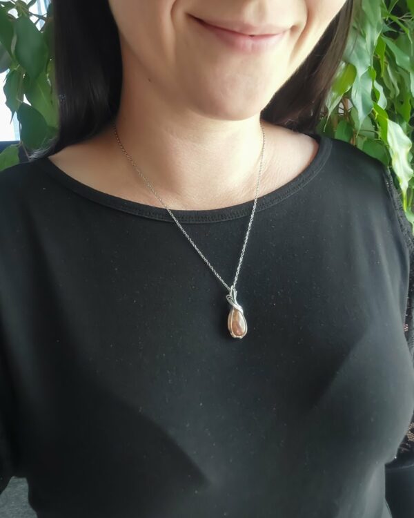 Mały wisiorek z kamieniem słonecznym, srebrna stal chirurgiczna, w oprawie wire wrapping