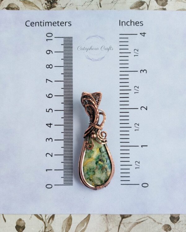 Wisior z zielonym kamieniem naturalnym, maripositem, w miedzianej oprawie wire wrapping