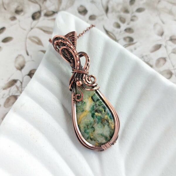 Wisior z zielonym kamieniem naturalnym, maripositem, w miedzianej oprawie wire wrapping
