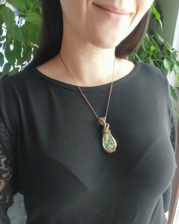 Wisior z zielonym kamieniem naturalnym, maripositem, w miedzianej oprawie wire wrapping