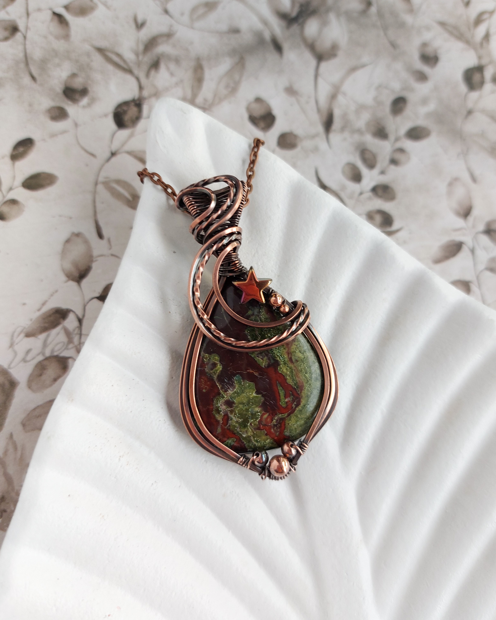 miedziany wisior z jaspisem smoczym, z gwiazdką i księżycem, naszyjnik z drutu, wire wrapping