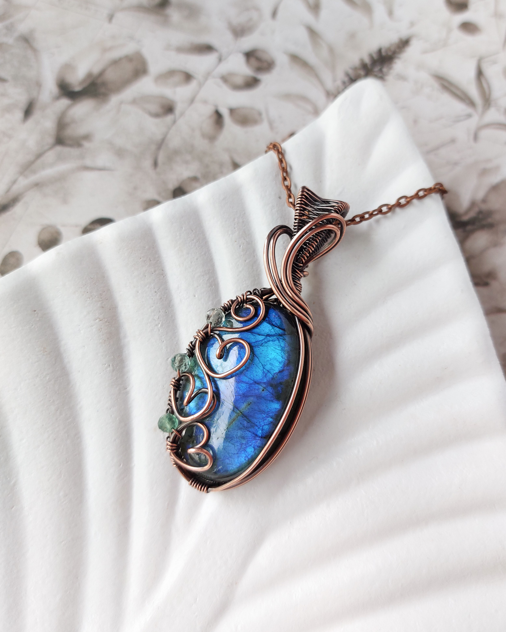 wisior z niebieskim labradorytem, owalny, serduszka z miedzianego drutu, wire wrapping