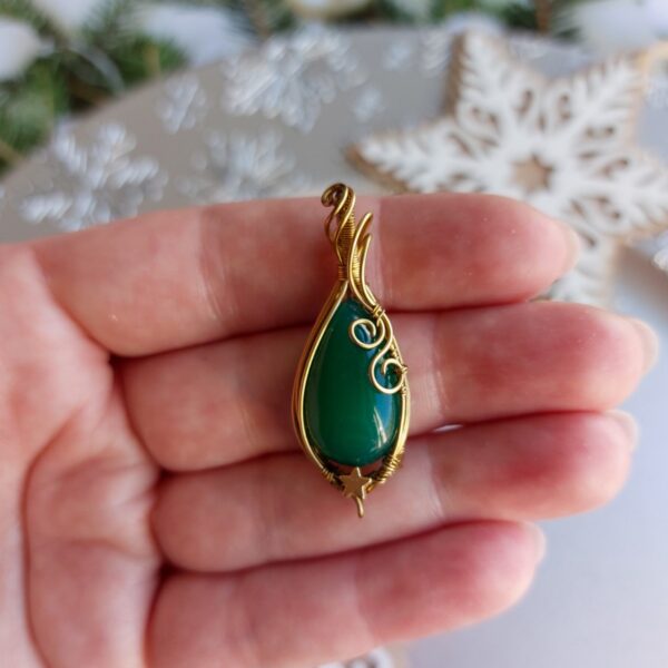 wisiorek z zielonym kamieniem agatem, ze złotą gwiazdką, w oprawie z pozłacanej stali, wire wrapping