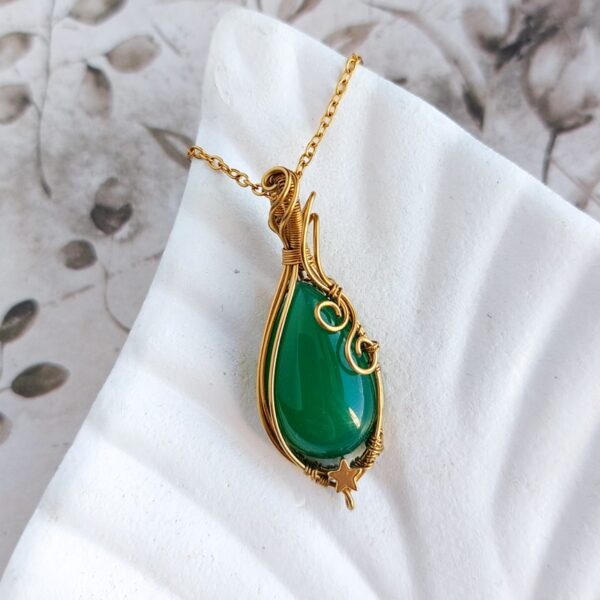 wisiorek z zielonym kamieniem agatem, ze złotą gwiazdką, w oprawie z pozłacanej stali, wire wrapping