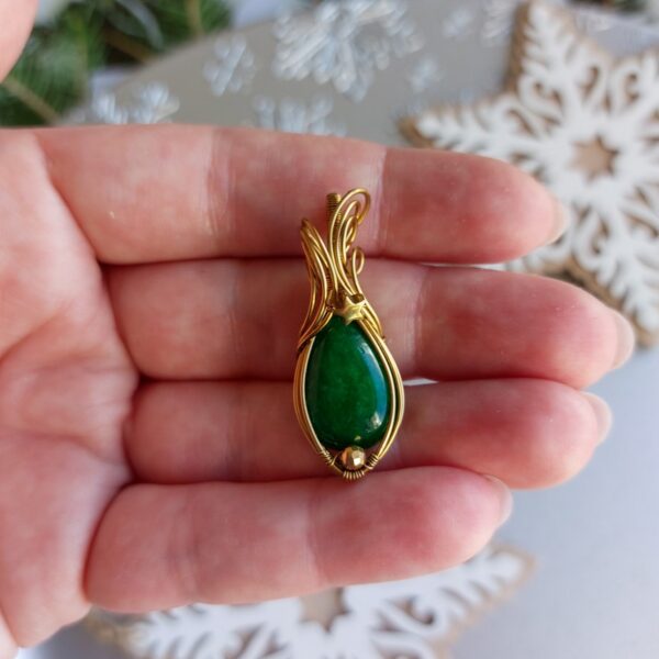 wisiorek z zielonym kamieniem jadeitem, ze złotą gwiazdką, w oprawie z pozłacanej stali, wire wrapping