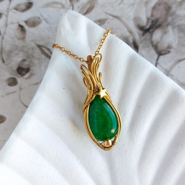 wisiorek z zielonym kamieniem jadeitem, ze złotą gwiazdką, w oprawie z pozłacanej stali, wire wrapping