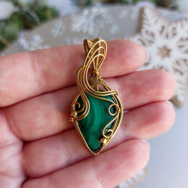 wisiorek z zielonym kamieniem malachitem, ze złotą gwiazdką, w oprawie z pozłacanej stali, wire wrapping