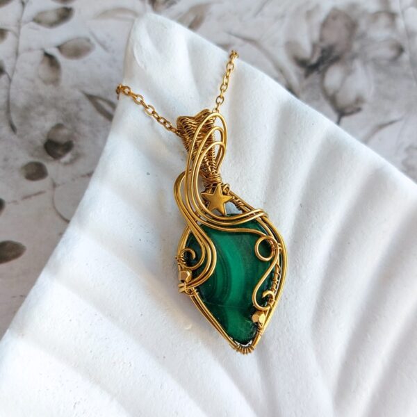 wisiorek z zielonym kamieniem malachitem, ze złotą gwiazdką, w oprawie z pozłacanej stali, wire wrapping