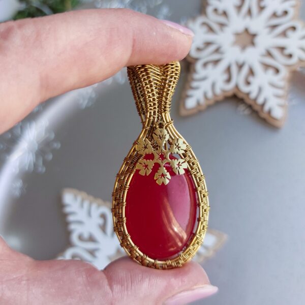 wisior z czerwonym kamieniem jadeitem, ze złotą gwiazdką, płatkiem śniegu, w oprawie z pozłacanej stali, wire wrapping